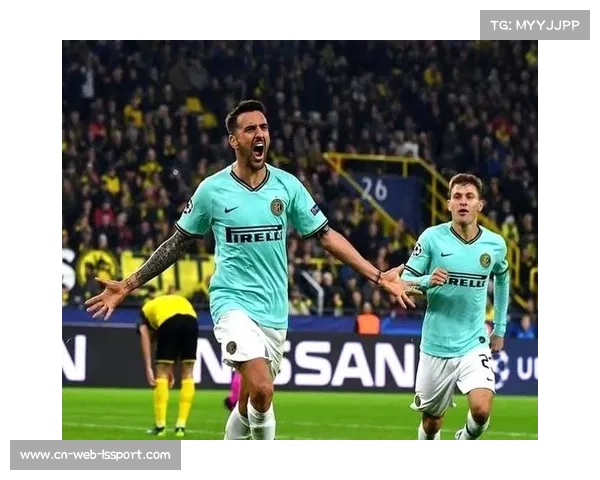 终场哨响，多特蒙德球员相拥庆祝绝杀胜利